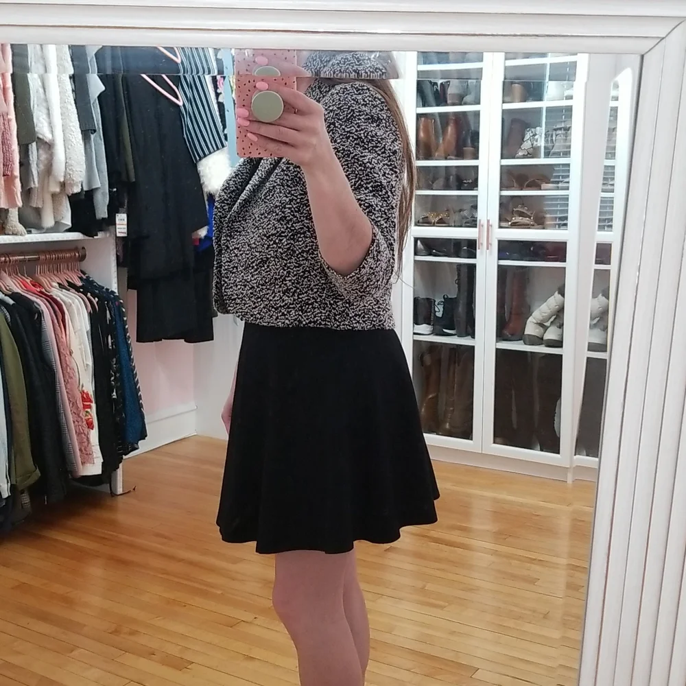 SOLD Ann Taylor Black/whited Textured Cropped blazer, 4 Petite - Picture 8 of 12